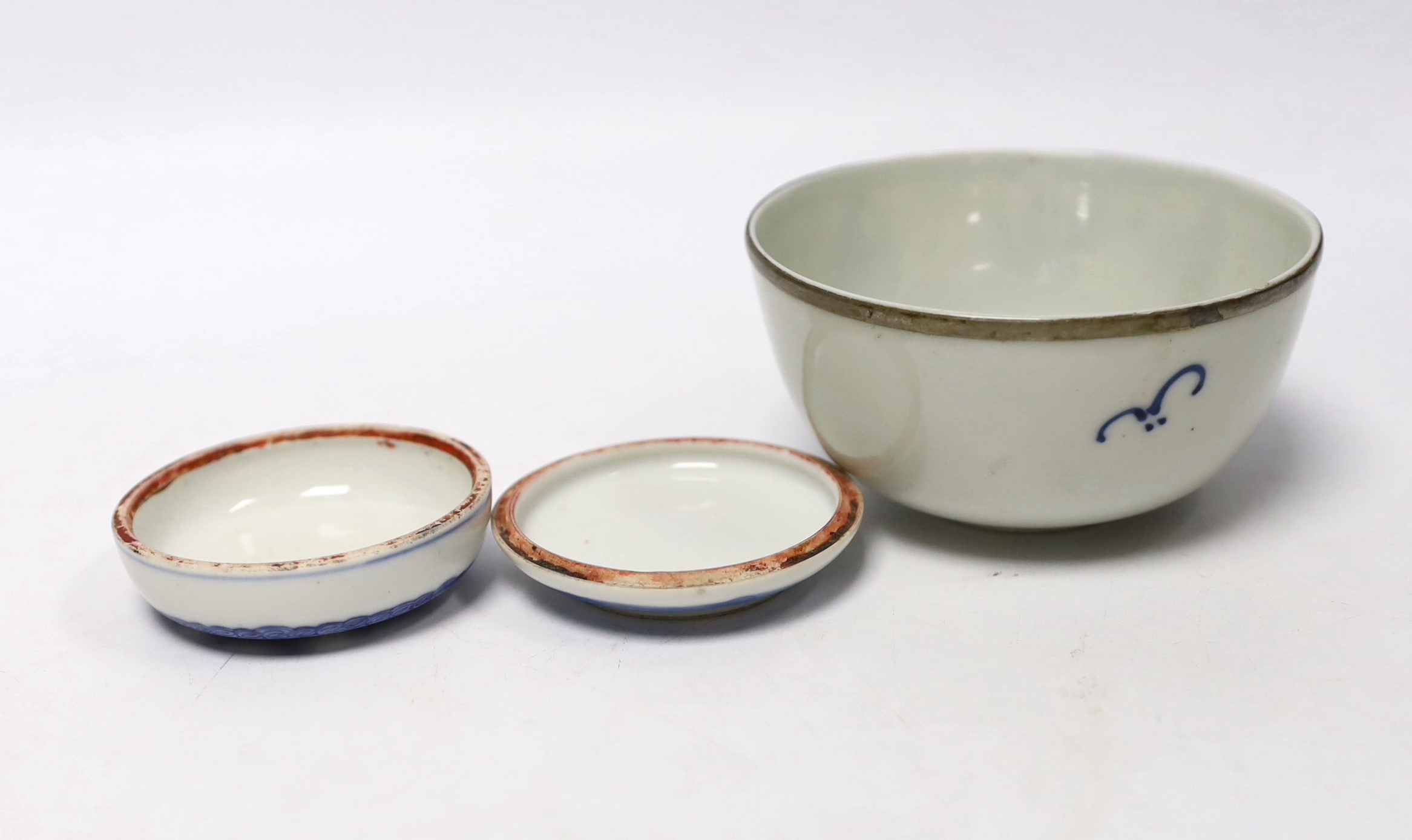 Two Chinese blue and white items; a bowl and lidded dish, bowl diameter 10.5cm